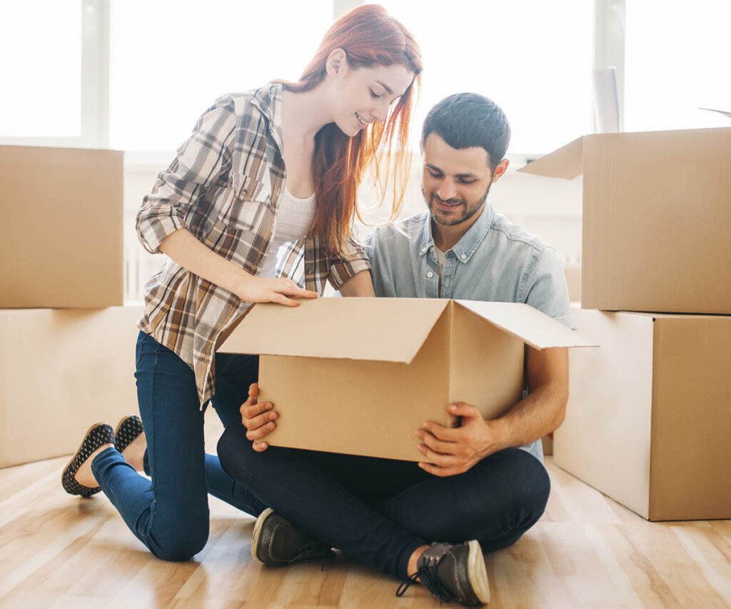 rellenando cajas de mudanza